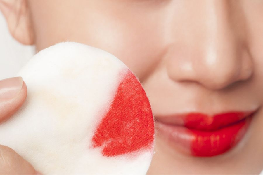 Cách sử dụng nước tẩy trang đúng cách khi tẩy trang cho đôi môi