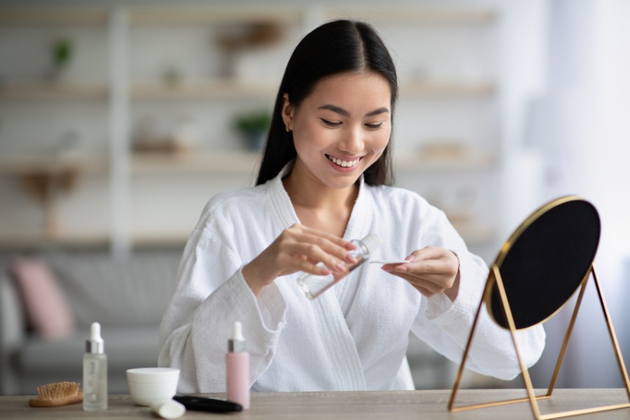 Sử dụng toner ngay sau khi làm sạch da giúp cân bằng độ pH Sử dụng toner ngay sau khi làm sạch da giúp cân bằng độ pH