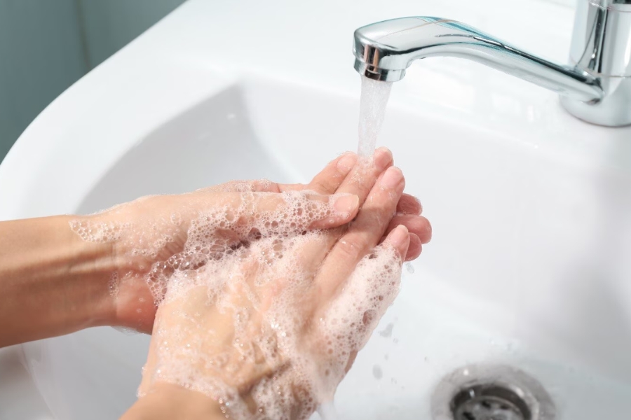 Trong quy trình rửa mặt không thể thiếu bước vệ sinh tay sạch sẽ vệ sinh tay trước khi thực hiện các bước rửa mặt