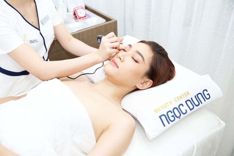 Ngọc Dung sử dụng mực hữu cơ trong các dịch vụ điêu khắc và phun xăm chân mày