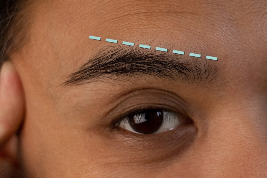 Dùng dao cạo hoặc nhíp tỉa gọn lại hàng lông mày sâu róm Dùng dao cạo hoặc nhíp tỉa gọn lại hàng lông mày sâu róm