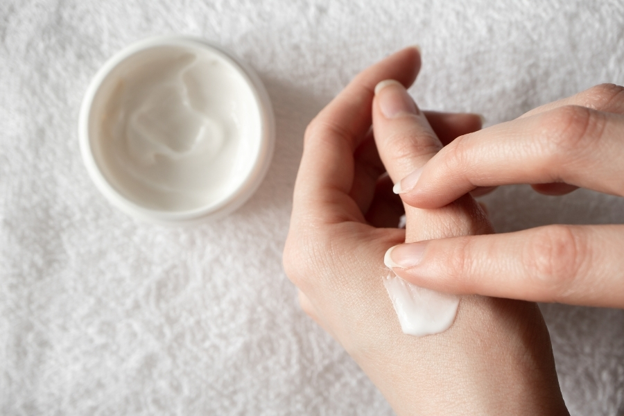 Chỉ bôi HQ lên những vùng da cần điều trị