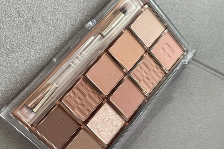 Có thể dùng kem hoặc phấn bắt sáng để giúp đường nét của lông mày rõ ràng hơn