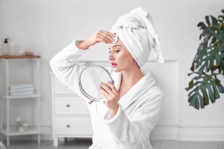 Nước muối tẩy trang cũng có khả năng làm sạch da hiệu quả