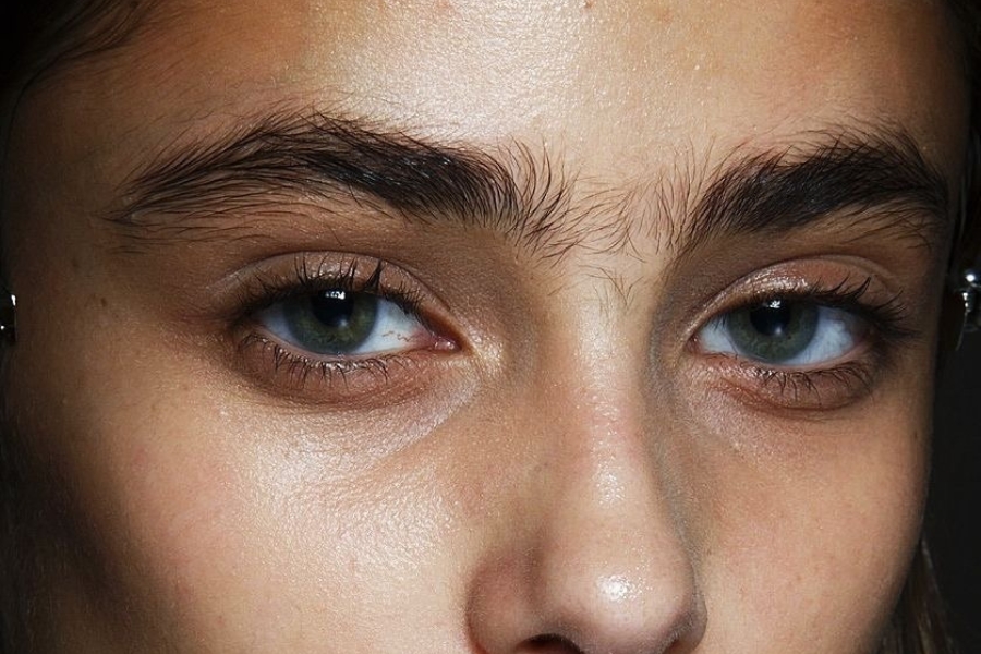 Lông mày dài hơn mắt, mọc lan về phía bọng mắt gây mất tầm nhìn và làm cho gương mặt trông mệt mỏi Lông mày dài hơn mắt, mọc lan về phía bọng mắt gây mất tầm nhìn và làm cho gương mặt trông mệt mỏi