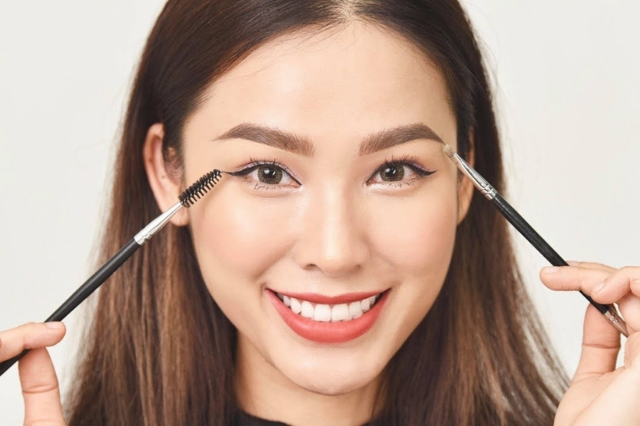 Cải thiện dáng chân mày chữ bát bằng cách kẻ lông mày phẩy sợi Cải thiện dáng chân mày chữ bát bằng cách kẻ lông mày phẩy sợi