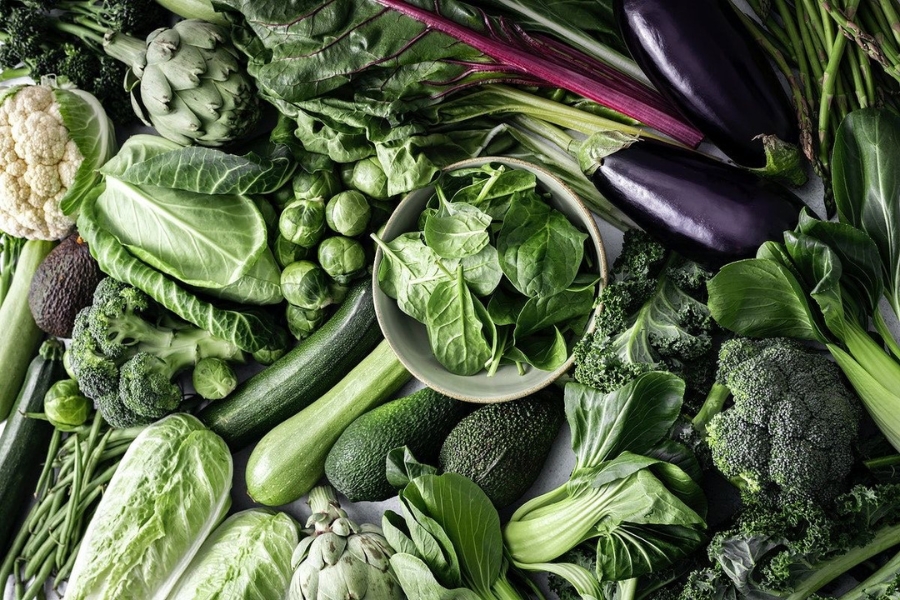 Sau điêu khắc chân mày ăn gì để lên màu đẹp? Hãy ăn rau xanh và rau củ tươi để bổ sung vitamin và khoáng chất