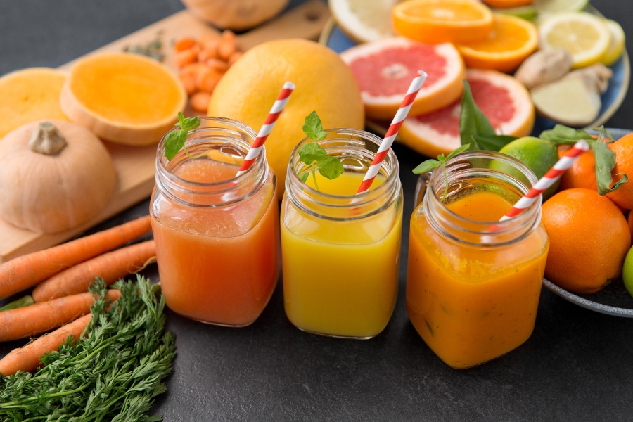 Uống nhiều nước lọc hoặc nước ép trái cây để bổ sung độ ẩm cho da