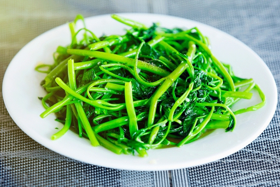 Ăn rau muống có thể ảnh hưởng đến quá trình phục hồi và làm mất đi tính thẩm mỹ của môi sau khi xăm.