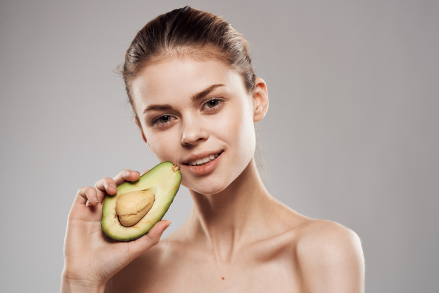 Kiểm tra phản ứng của làn da trước khi đắp mặt nạ lên toàn bộ gương mặt. Những rủi ro có thể gặp khi đắp mặt nạ bơ