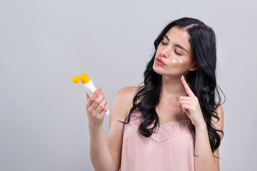 Dùng kem chống nắng có cần tẩy trang không là thắc mắc chung của nhiều chị em trong quá trình chăm sóc da. bôi kem chống nắng có cần tẩy trang không