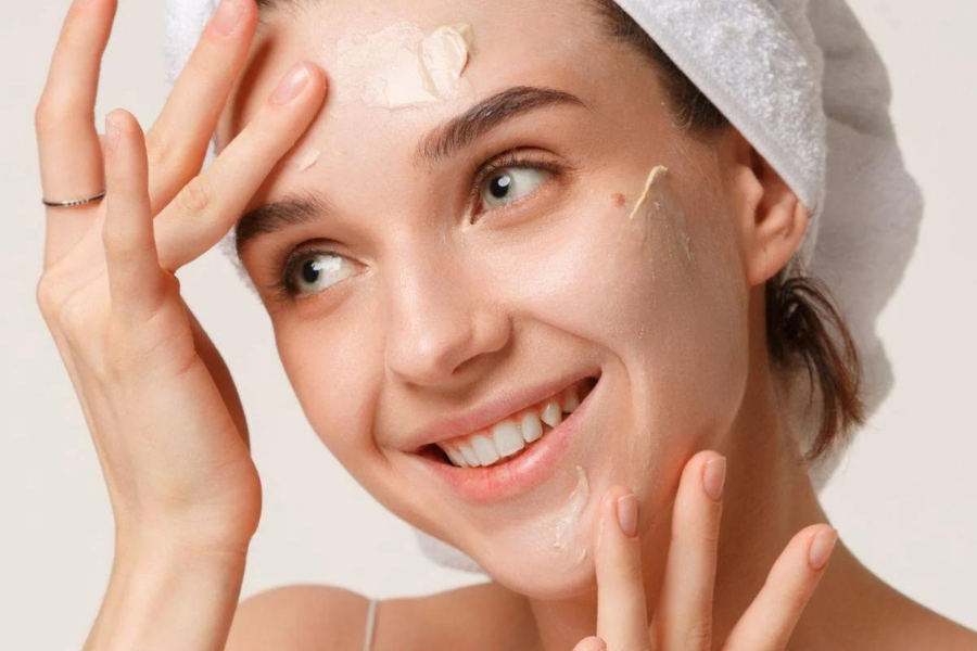 Sau khi dùng serum nên thoa kem dưỡng để khóa ẩm