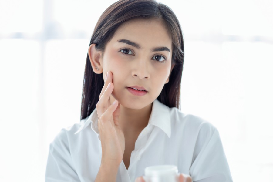 Vitamin C hỗ trợ dưỡng ẩm cho da