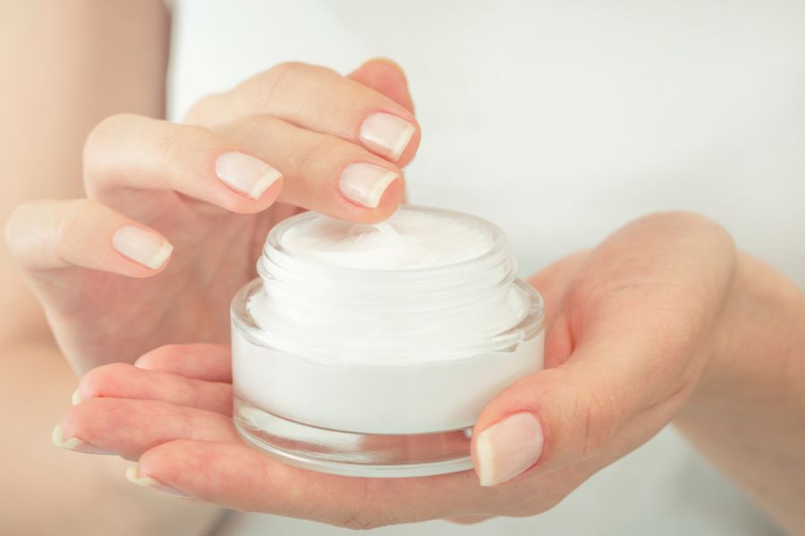 Sử dụng kem dưỡng ẩm sau khi trị thâm mụn bằng sữa tươi