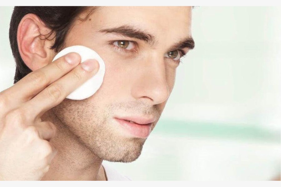 Tẩy trang giúp loại bỏ bụi bẩn, dầu thừa sau một ngày dài