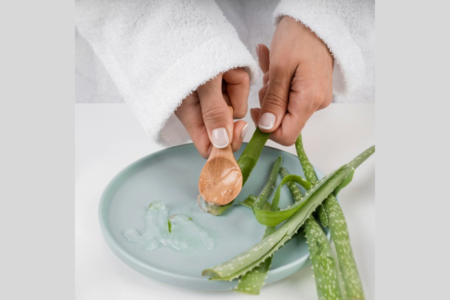 Rửa thật sạch nhựa nha đam trước khi thoa lên mặt để hạn chế kích ứng da Rửa thật sạch nhựa nha đam trước khi thoa lên mặt để hạn chế kích ứng da