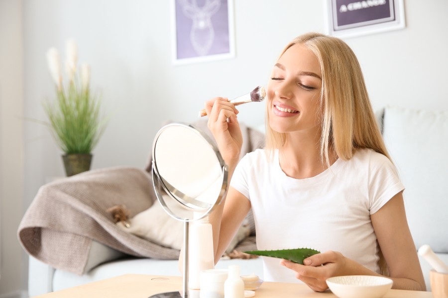 Bôi gel nha đam lên mặt giúp cấp ẩm làm dịu da hiệu quả Bôi gel nha đam lên mặt giúp cấp ẩm làm dịu da hiệu quả