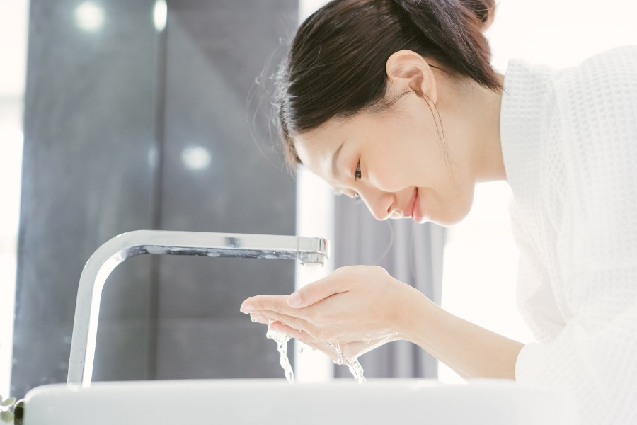 Chườm đá lên mặt có tác dụng gì? Cách làm đẹp da với đá lạnh 2 width=