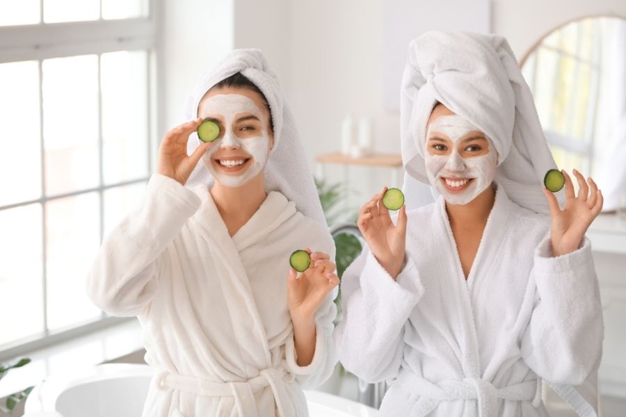 Theo các chuyên gia, bạn không nên đắp mặt nạ dưa leo qua đêm