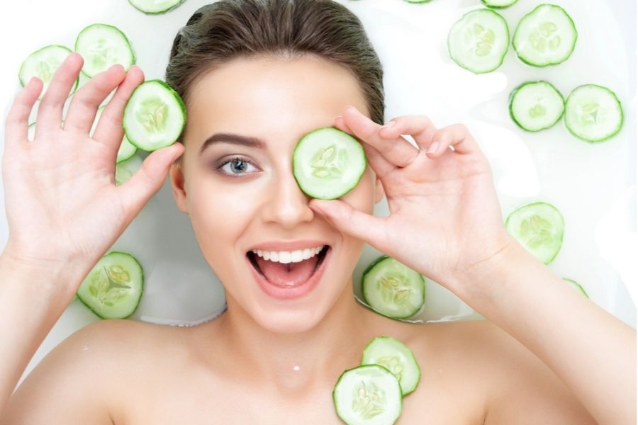 Sau khi đắp mặt nạ dưa leo chị em nên rửa mặt lại với nước ấm để giúp làm sạch lỗ chân lông