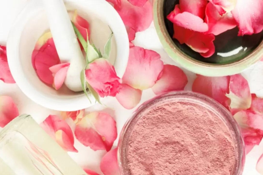 làm mặt nạ đất sét hoa hồng