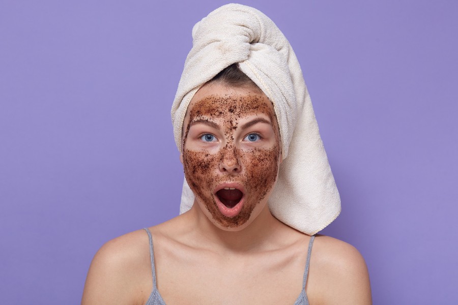 Bạn nên rửa mặt lại bằng nước mát sau khi đắp mặt nạ ngũ hoa đắp mặt nạ hạt ngũ hoa