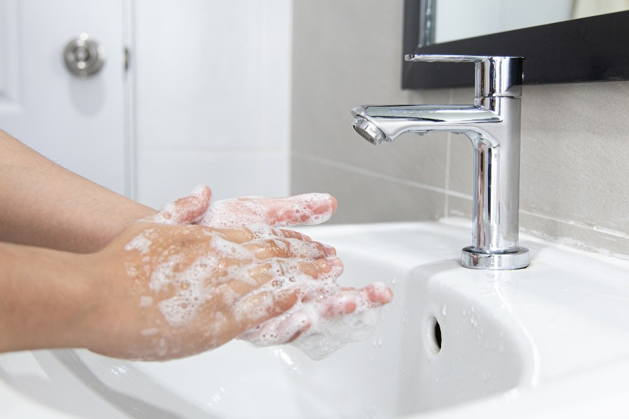 Vệ sinh tay sạch sẽ trước khi sử dụng kem chống nắng Vệ sinh tay sạch sẽ trước khi sử dụng kem chống nắng