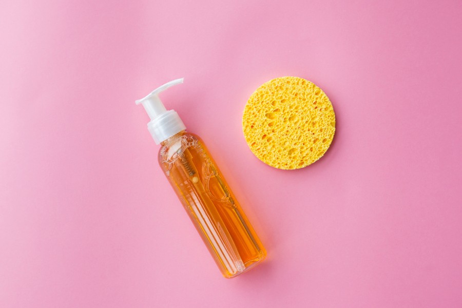 Áp dụng cách dùng sữa rửa mặt phù hợp với da khô