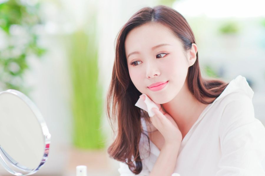 Thực hiện cách tẩy trang đúng cách