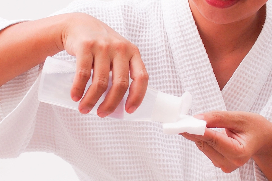 Sử dụng toner với bông tẩy trang Sử dụng toner với bông tẩy trang