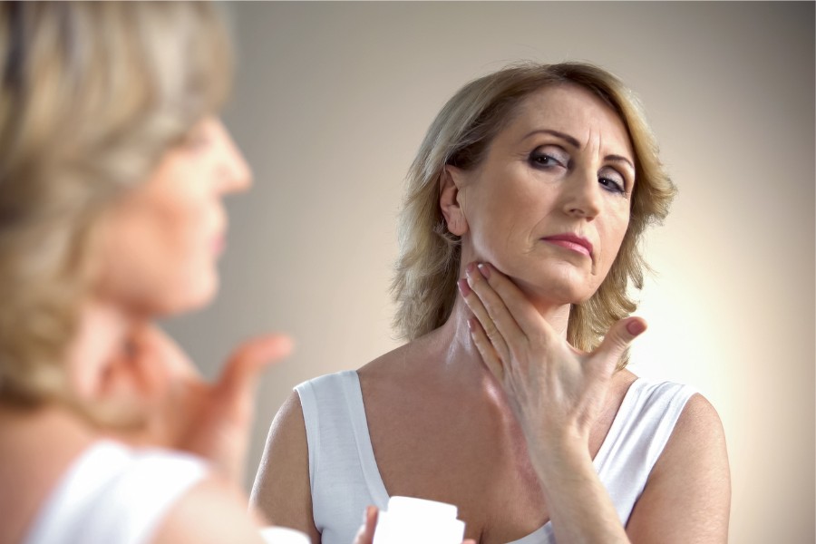 Nếp nhăn ở cổ xuất hiện do lão hóa da