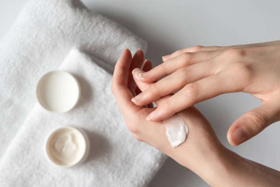 Sử dụng kem dưỡng ẩm thường xuyên để đôi tay luôn ẩm mượt Sử dụng kem dưỡng ẩm thường xuyên để đôi tay luôn ẩm mượt