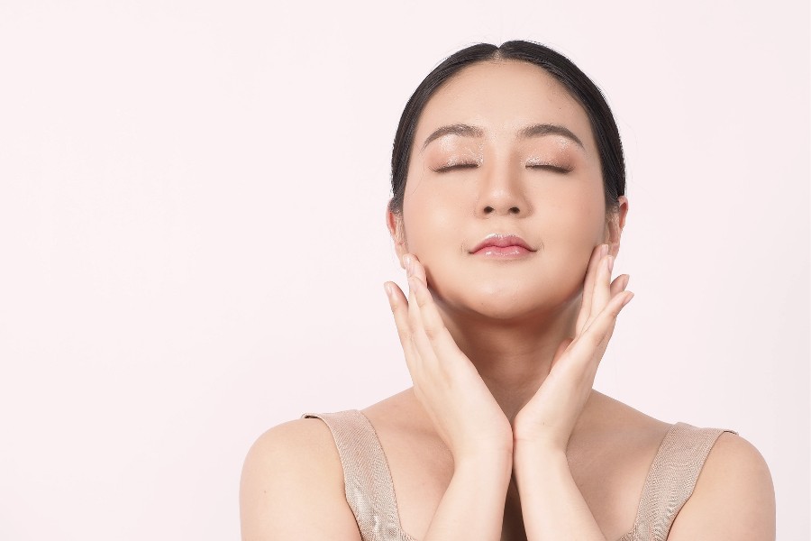 Rửa mặt với nước muối giúp cân bằng độ ẩm cho da