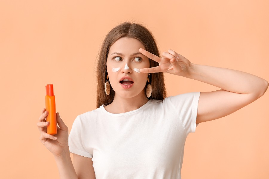 Cách bôi kem chống nắng đúng cách giúp bảo vệ da hiệu quả 2 cach su dung kem chong nang