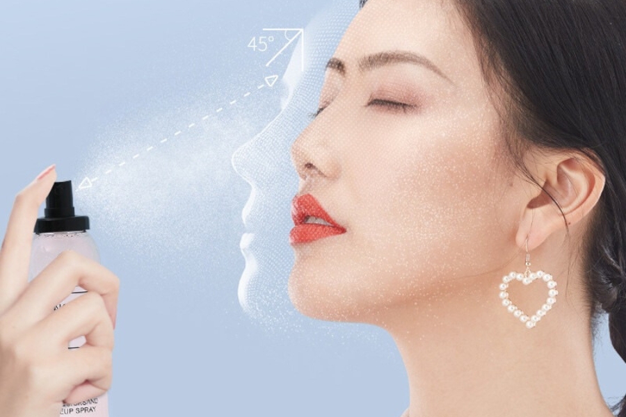 Nhấn giữ chai xịt khoáng cách mặt 20-30cm để phát huy công dụng của xịt khoáng