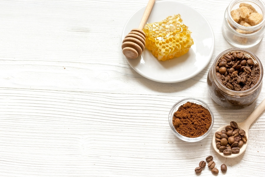 Tẩy tế bào chết bằng bã cà phê và mật ong giúp cấp ẩm làm mềm mịn da