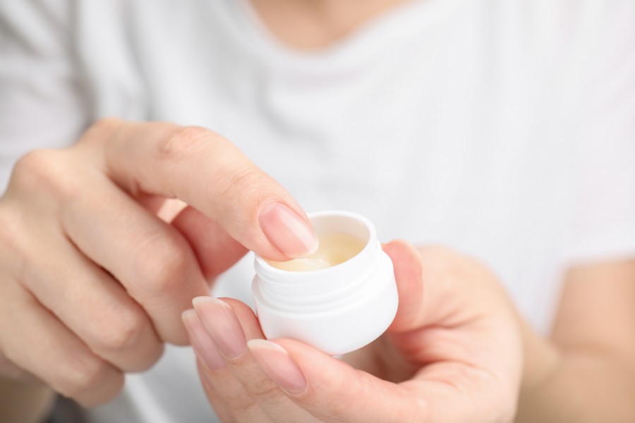 Cách tẩy trang không dùng nước tẩy trang với vaseline