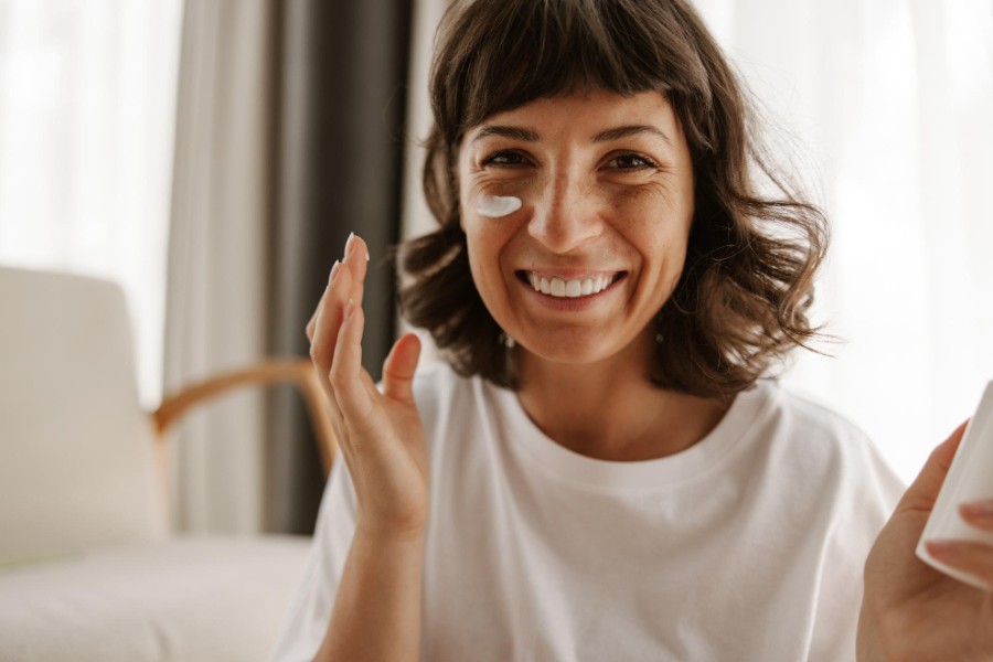 Hãy thoa kem chống nắng lại trước khi lớp chống nắng ban đầu mất khả năng bảo vệ da Hãy thoa kem chống nắng lại trước khi lớp chống nắng ban đầu mất khả năng bảo vệ da