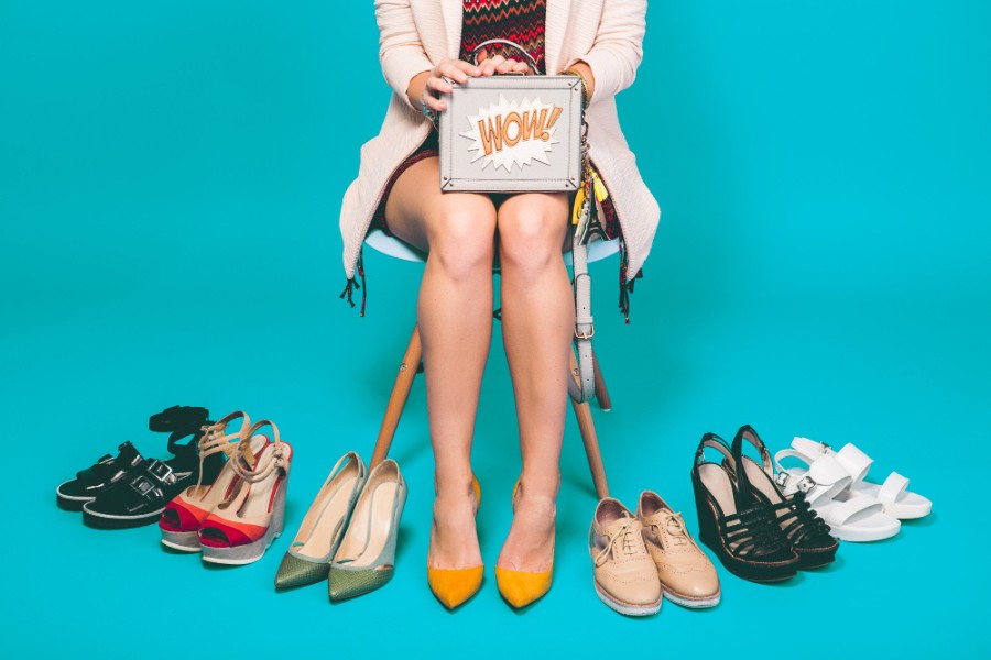 Chọn lựa giày dép phù hợp không chỉ giúp bạn thoải mái khi di chuyển mà còn là cách bảo vệ hiệu quả cho đôi chân của bạn. mang giày dép có kích thước phù hợp tránh nứt gót chân