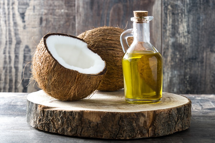 Trị nứt gót chân bằng dầu dừa