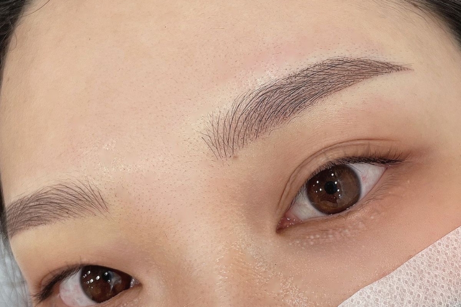 Ưu điểm của cách vẽ mày phẩy sợi là tạo ra sợi mày tinh tế, giống như nguyên bản