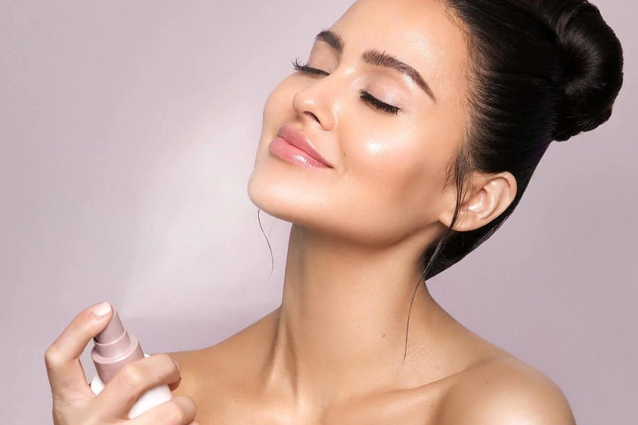 Cách xịt khoáng đúng cách cho da mặt là xịt theo vòng tròn và cách mặt 20-30cm