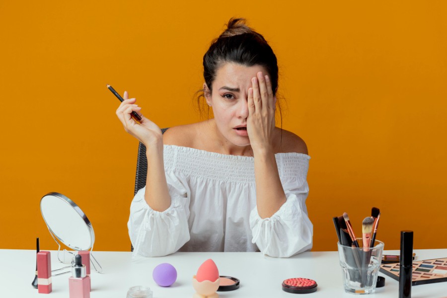 Quá trình chăm sóc da sau phun xăm sai cách cũng có thể khiến chân mày trổ xanh trổ đỏ Lông mày trổ đỏ do chăm sóc chân mày sau phun sai cách