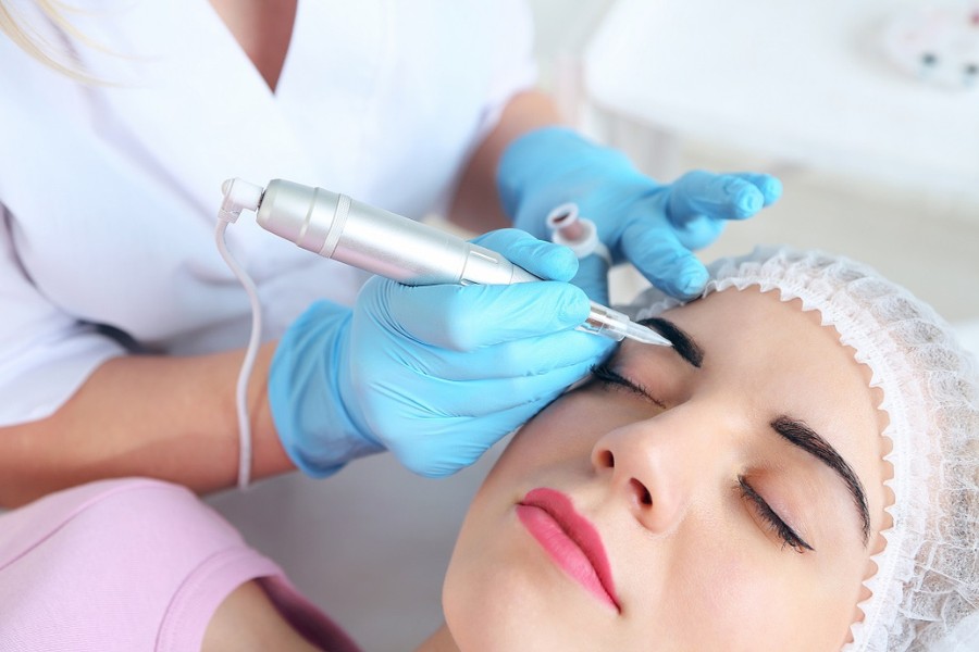 Một số công nghệ phun xăm lỗi thời không thể đáp ứng được nhu cầu thẩm mỹ hiện đại khiến lông mày trổ đỏ Lông mày trổ đỏ do công nghệ phun xăm đã lỗi thời