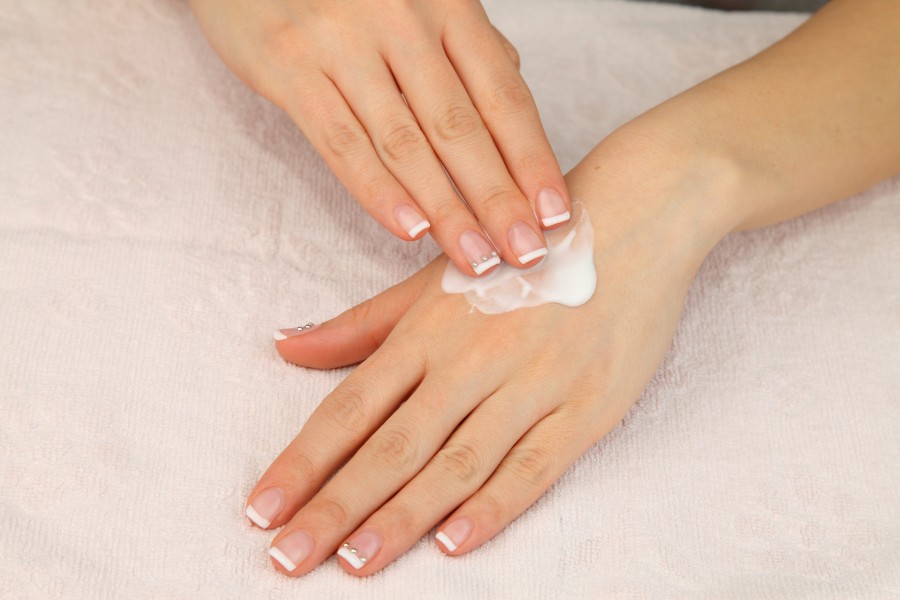 Thoa kem dưỡng da tay để cung cấp đủ độ ẩm cho làn da Thoa kem dưỡng da tay để cung cấp đủ độ ẩm cho làn da