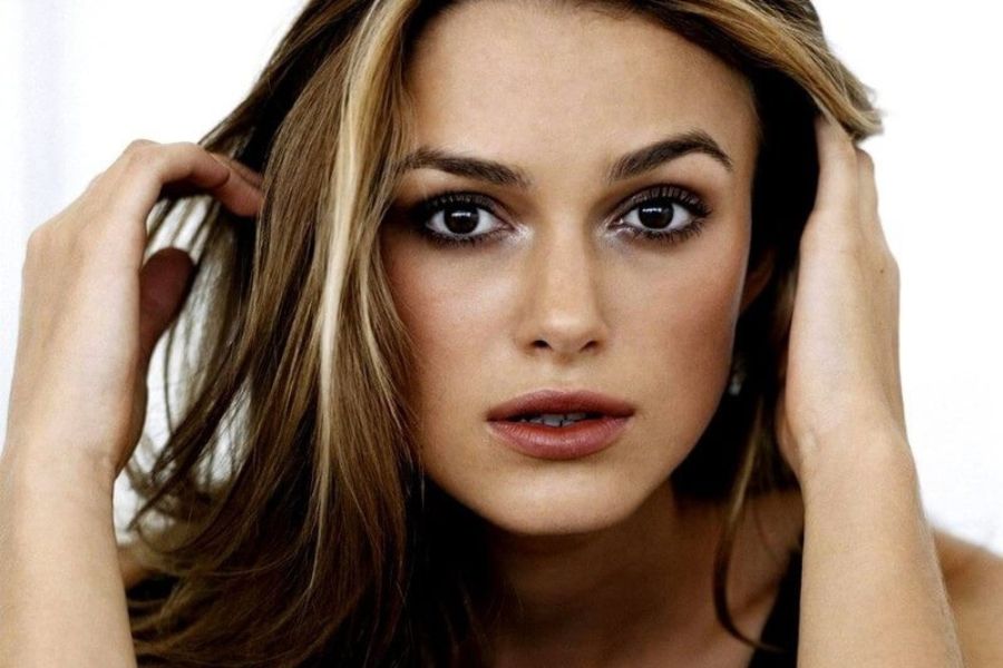 Dáng lông mày bên cao bên thấp gây mất cân đối, làm giảm sự hài hòa trên đường nét khuôn mặt Dáng lông mày bên cao bên thấp gây mất cân đối, làm giảm sự hài hòa trên đường nét khuôn mặt