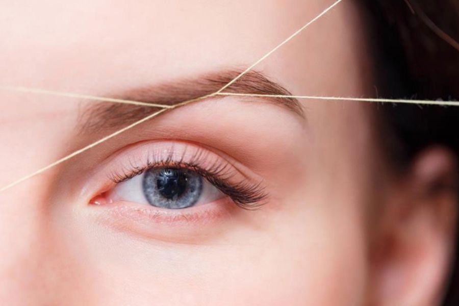 Tỉa lông mày để sửa dáng lông mày bên cao bên thấp Tỉa lông mày để sửa dáng lông mày bên cao bên thấp