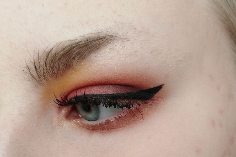 Lông mày ngắn không có đuôi, ấn đường hẹp thường gặp khó khăn trong chuyện tài chính