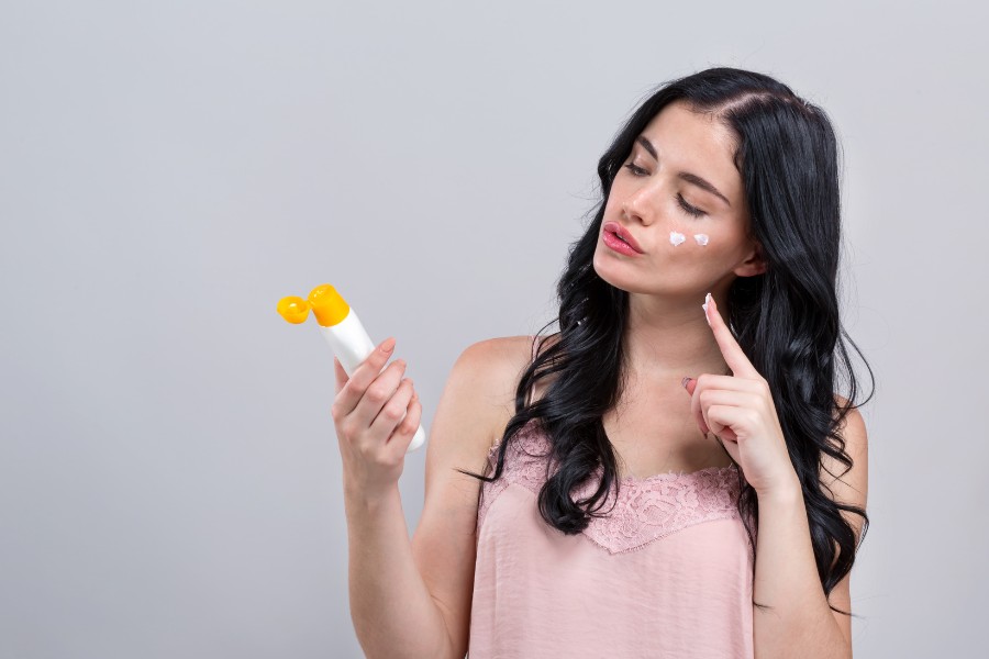 Việc chọn kem chống nắng có quang phổ rộng là thiết yếu để bảo vệ da một cách toàn diện. Việc chọn kem chống nắng có quang phổ rộng là thiết yếu để bảo vệ da một cách toàn diện.