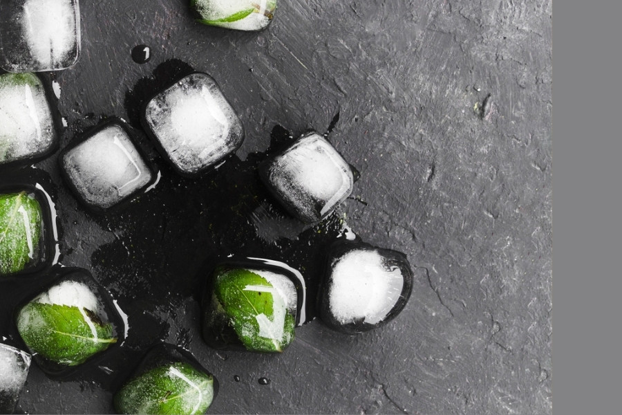 Sử dụng đá trà xanh giúp làm giảm các vết sưng viêm do mụn Sử dụng đá trà xanh giúp làm giảm các vết sưng viêm do mụn